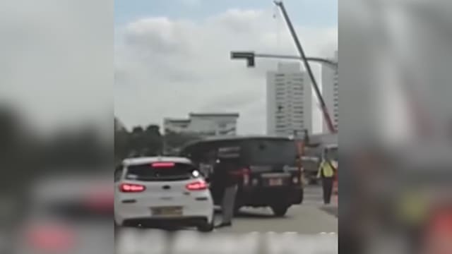 货车司机逆行踹车惹议  顺丰：已启动内部调查 