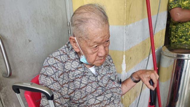 本地88岁老翁疑走失 坐地马国新山停车场