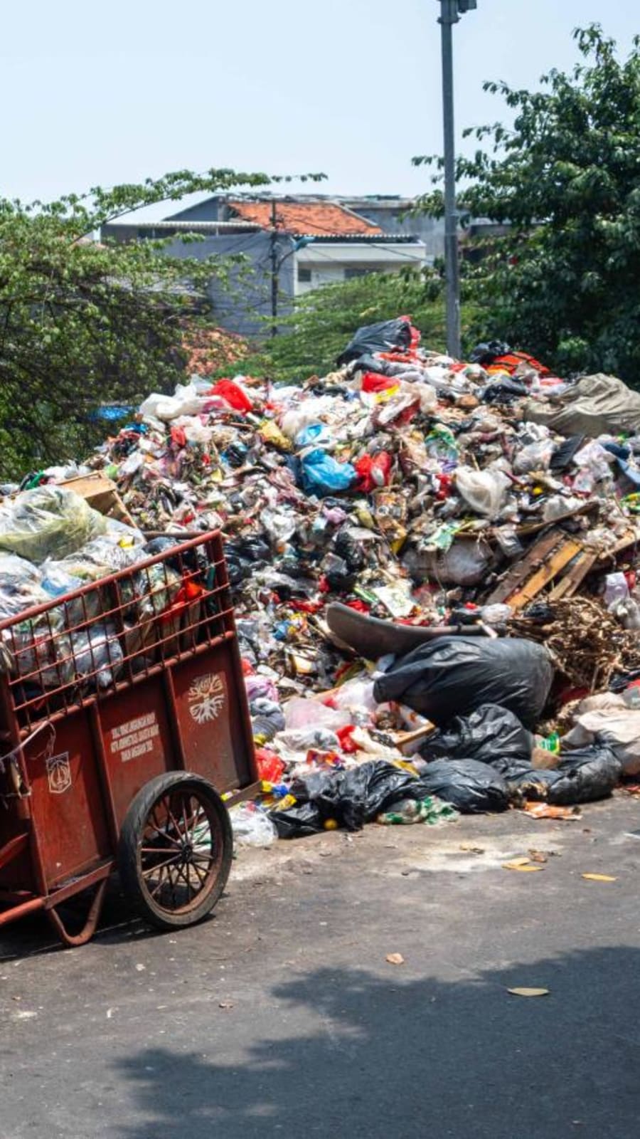 Indonesia grapples with ‘ticking time bomb’ of waste crisis - CNA