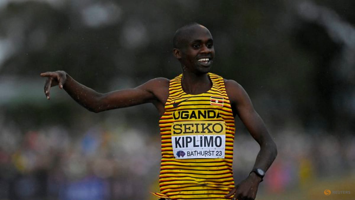 Ugandan Kiplimo dominates field to win Chicago marathon