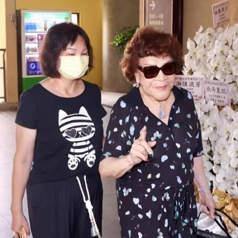 曾婚内出轨,儿子恨她!周游在前夫告别式被冷漠对待,震惊全场