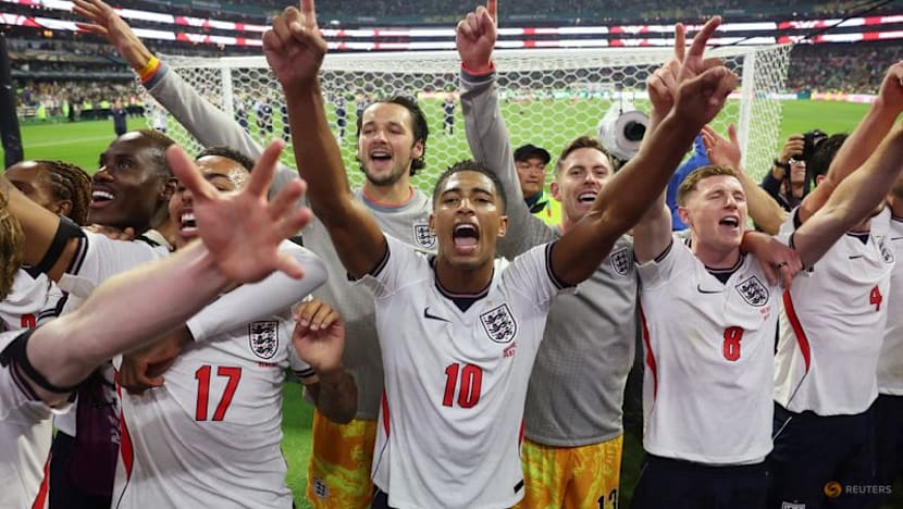 Ten-man England beat battling Mexico 3-2 in last-16 thriller