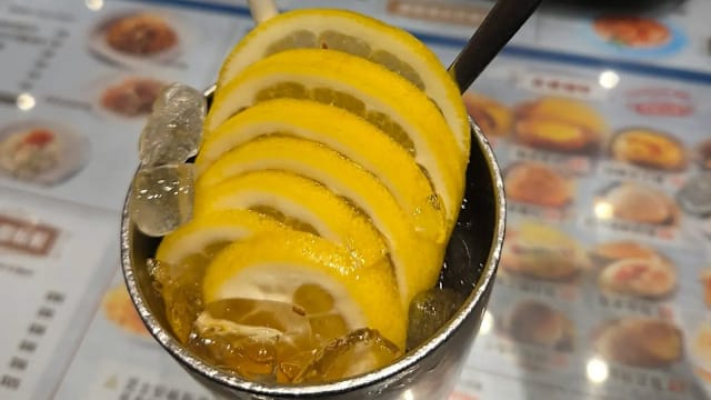 香港茶餐厅一杯Ice Lemon Tea惊现7片柠檬！顾客傻眼……