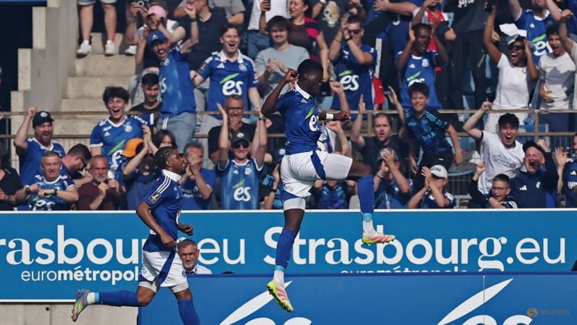 Chelsea sign defender Sarr from Strasbourg