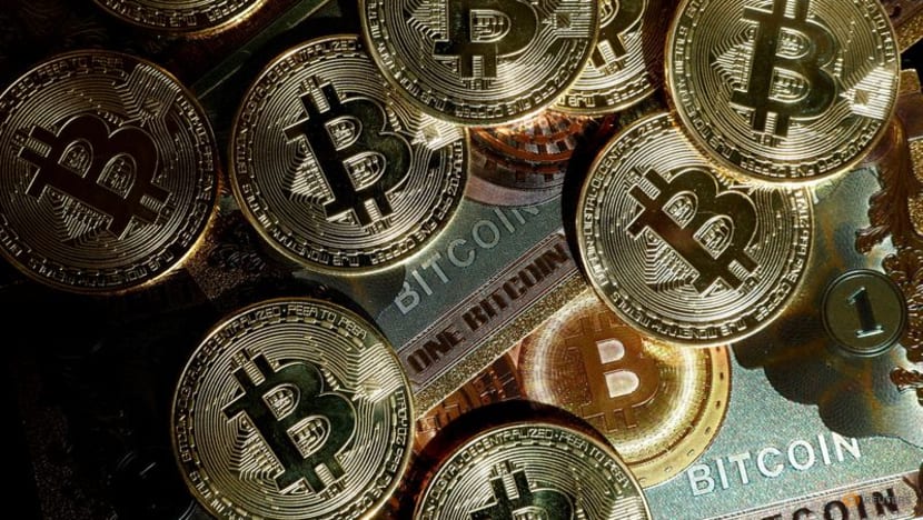 Bitcoin falls 4% to $99,237