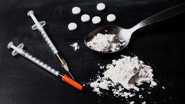 台母长期在一岁幼女面前吸毒 女童体内毒品浓度接近成瘾