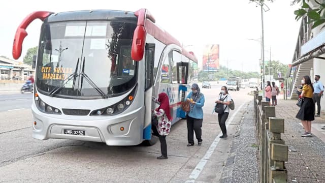 巴士挤满越堤族 新山居民促增加班次