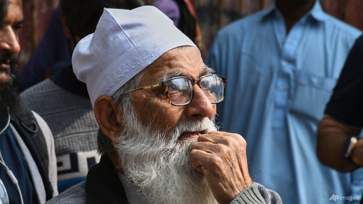 Recovery of 5 more bodies from Karachi shopping plaza fire