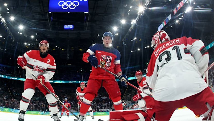 Ice hockey-Czech Republic down Denmark to set up Canada meeting in quarters