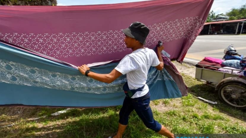 Cuaca panas mudahkan proses buat batik di Kelantan Cuaca panas mudahkan proses buat batik di Kelantan