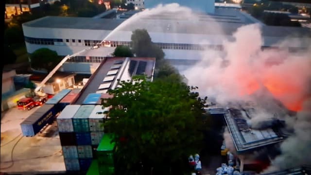 大士仓库大火涉化学品和废料 民防部队派20车和约80人灭火