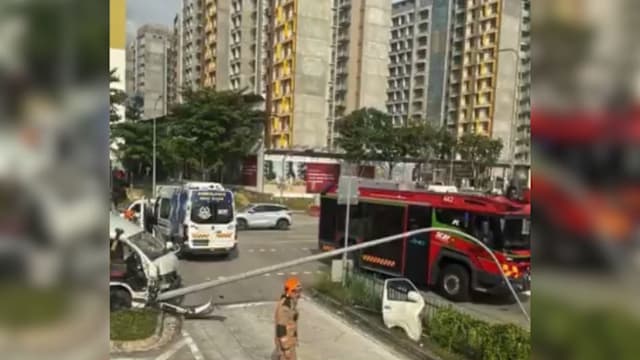 小型货车疑打滑撞倒灯柱 50岁男司机昏迷送院