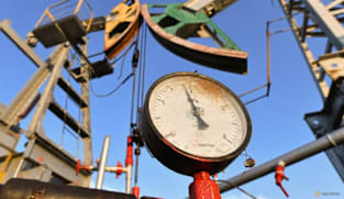 Oil falls 2% on looming supply glut, hopes of Ukraine peace deal