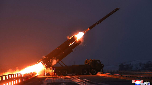 朝鲜试射远程战略巡航导弹 金正恩到场监督