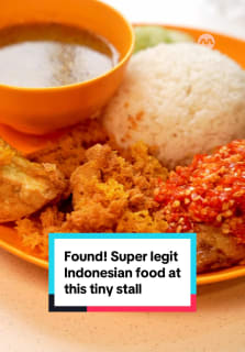 Hawker Wahyu Ning has been serving her super sedap Surabaya-style nasi ayam penyet for the past 16 years. The secret to why her food is so good? She says: "I cook from the heart, sprinkled with verses of love!" #8dayseathawker #8dayseat #ayampenyet #indonesian #hawker #wheretoeat #sgfood #sgfoodie 