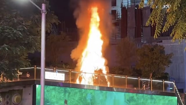 乌节路一座商场 户外圣诞树起火
