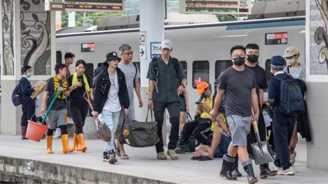 台风重创花莲  民众自备铲子水桶前去协助重建