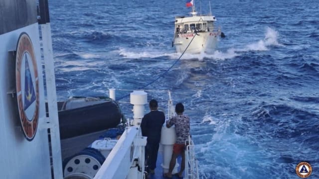 菲总参谋长登“搁浅”军舰 中警告：避免事态升级恶化