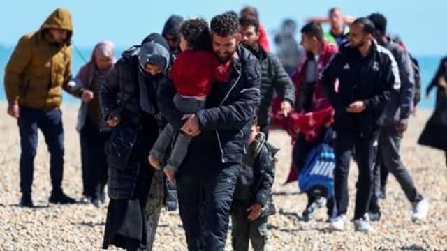 去年约3万移民搭小船偷渡到英国 人数年比减少近四成