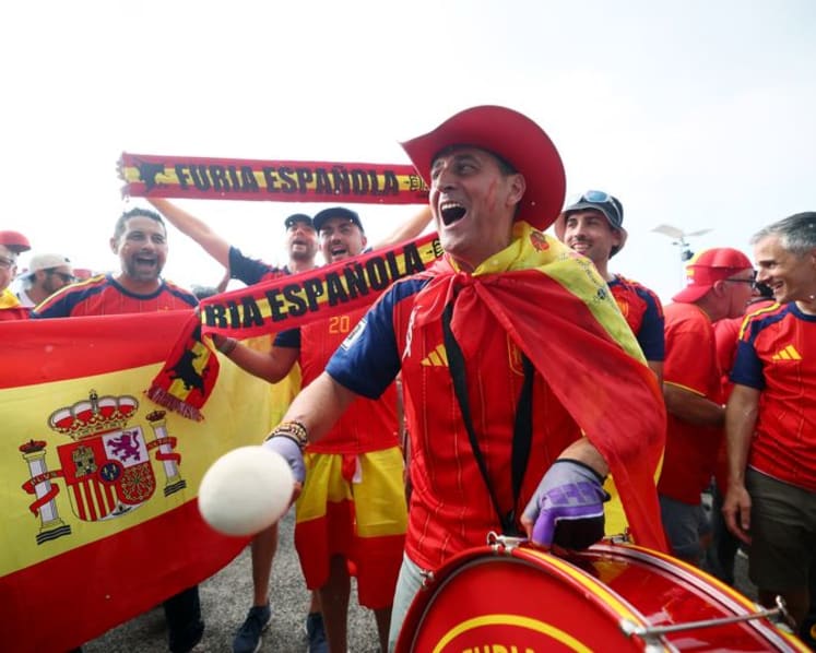Spain fans keep Manolo's drumbeat alive in Mexico