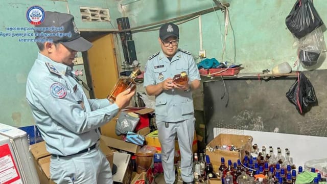 柬警捣破金边工厂 起获大批假酒