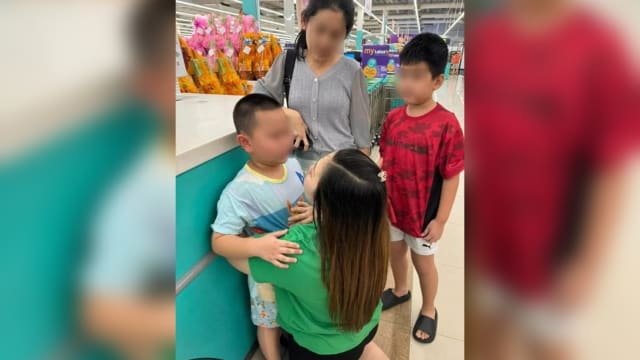 马国轿车路旁被盗走 车内有一名七岁男童