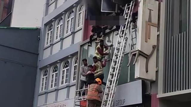 增益中心冒浓烟 外籍劳工架长梯救人