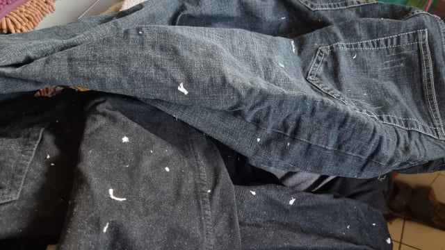 洗衣服前忘记拿出卫生纸？1方法可让沾满衣物的纸屑全掉光