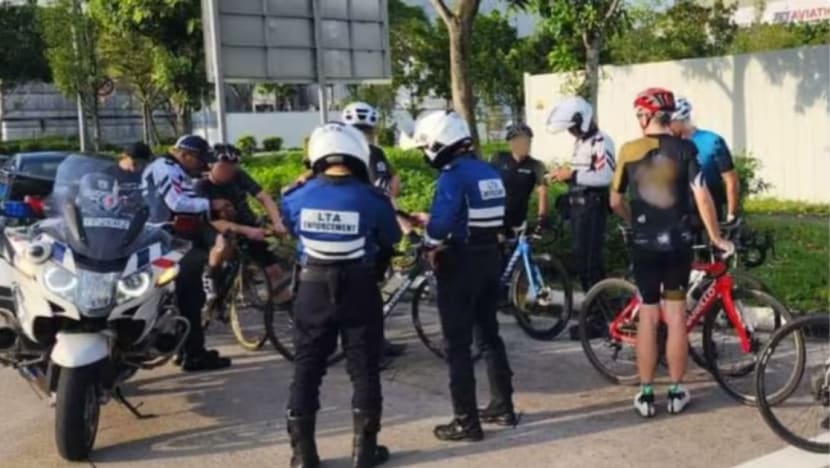 Pengayuh basikal didenda; pertama kali sejak peraturan saiz kumpulan diperkenalkan