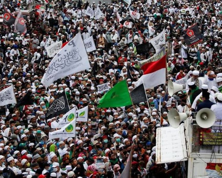 Indonesian Muslims protest France's defence of cartoon