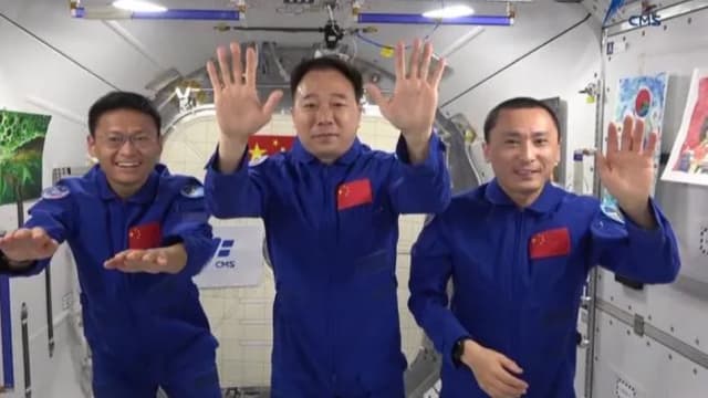 中国神舟十六号载人飞行任务圆满成功 三名航天员安全返回地球