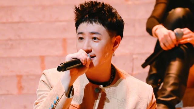 潘玮柏一家游迪士尼乐园　女儿疑首度曝光，长这么大了！