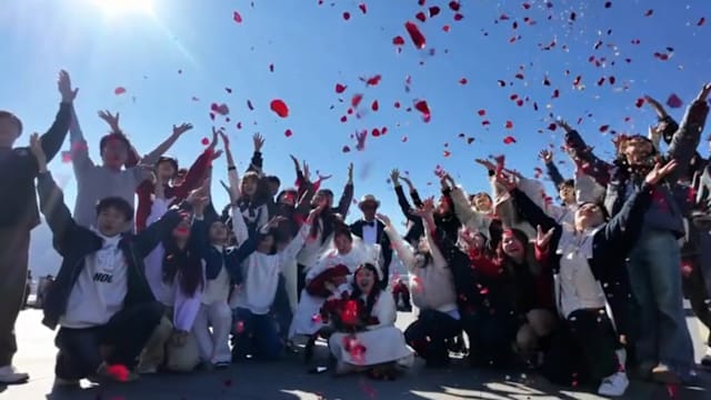 盲人夫妻结婚40年首拍婚纱照 路人变“气氛组”送祝福