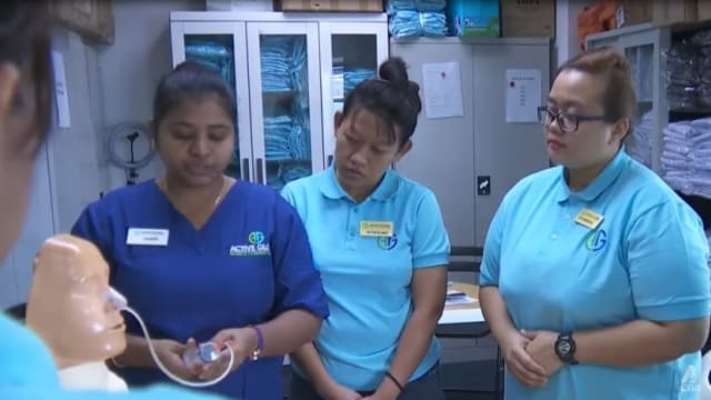 拥老年护理技能女佣吃香  本地人愿多付10%薪水聘请
