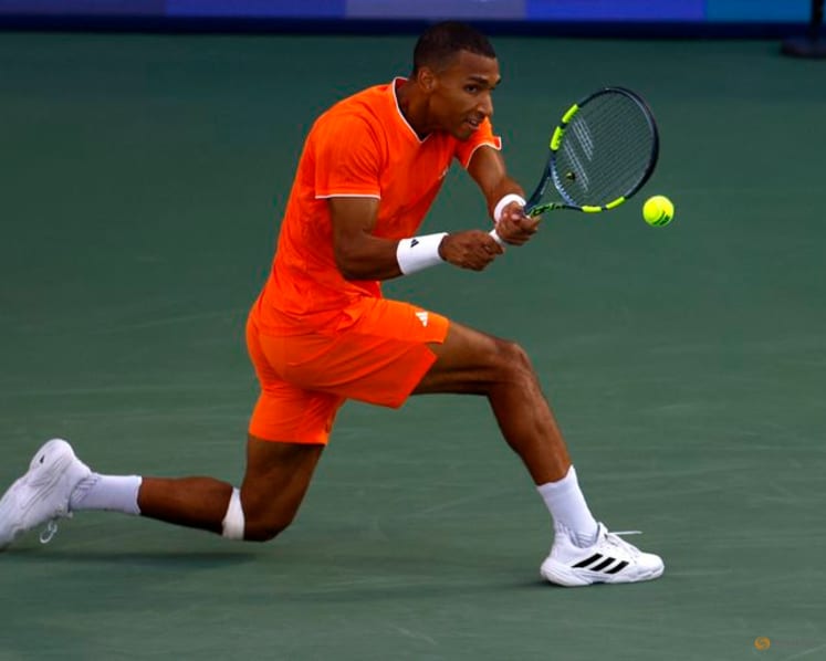 Medvedev wins Dubai title with walkover