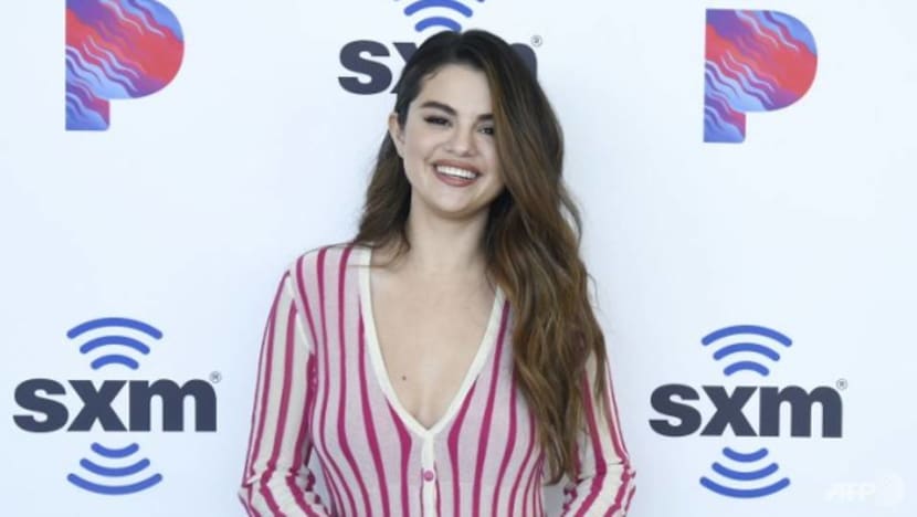 Selena Gomez pleads with fans not to be rude and not to tear other women down Selena Gomez pleads with fans not to be rude and not to tear other women down