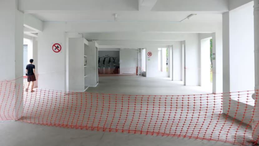 Kolong blok HDB di Woodlands ini dikepung , halang permainan bola sepak Kolong blok HDB di Woodlands ini dikepung , halang permainan bola sepak