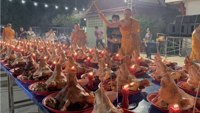 台男到泰国拜四面佛后中大奖 带百猪头3000根蜡烛还愿