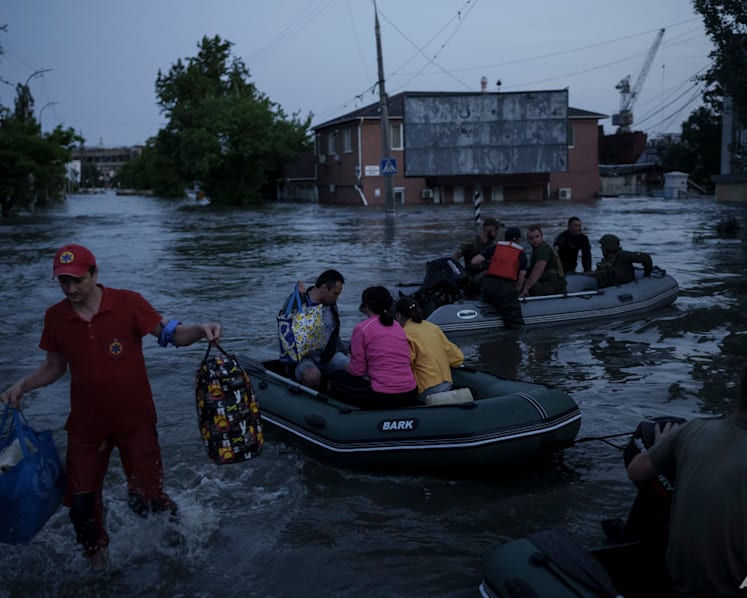 Citizens embark on chaotic scramble to escape floodwaters after Ukraine dam breach