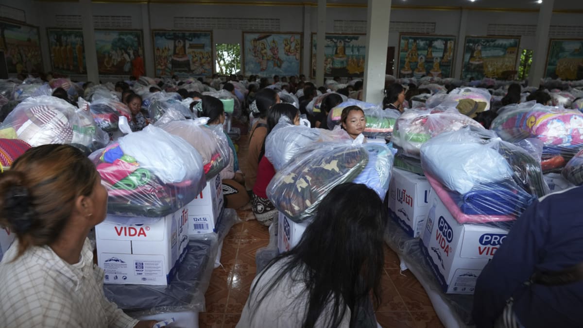 Thailändische und kambodschanische Evakuierte begrüßen die Nachricht vom ...