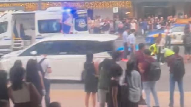 313@Somerset外发生车祸 民防人员跪马路中急施救
