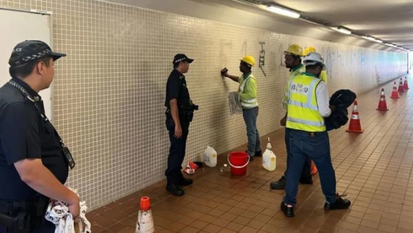 Contengan grafiti ditemui di tembok laluan jalan bawah MRT Buona Vista Contengan grafiti ditemui di tembok laluan jalan bawah MRT Buona Vista