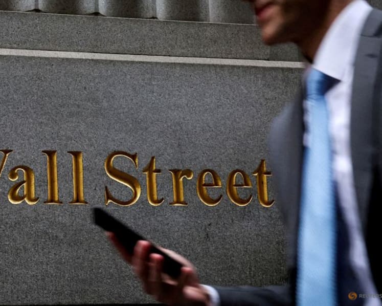 US stocks edge down as AI faces pressure