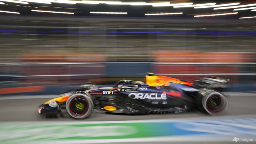 Norris puts McLaren on top in Singapore, Russell crashes Norris puts McLaren on top in Singapore, Russell crashes