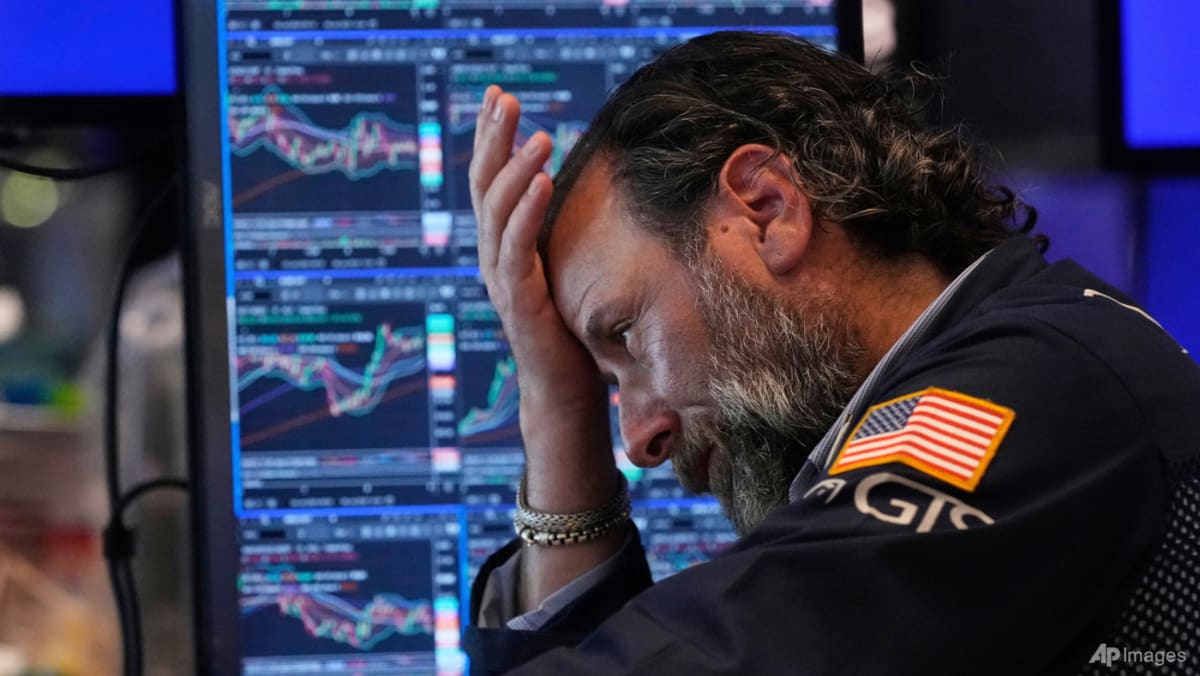 Stocks pull lower at end of record year for markets