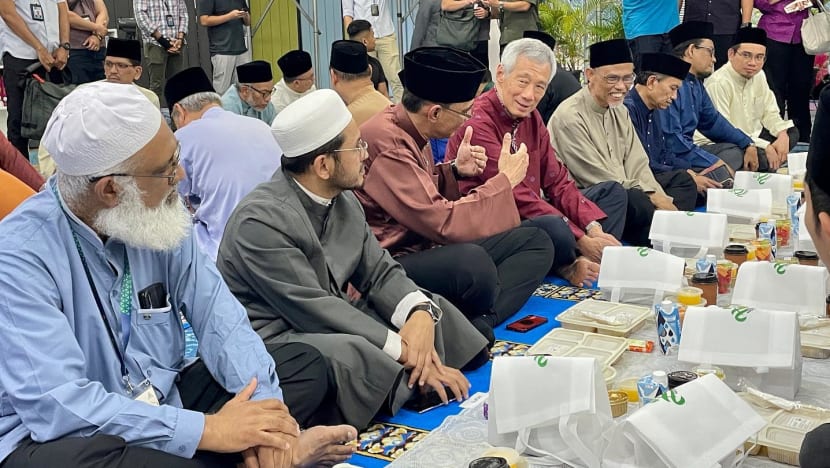 PM Lee sertai masyarakat Islam berbuka puasa di Masjid Al-Khair PM Lee sertai masyarakat Islam berbuka puasa di Masjid Al-Khair