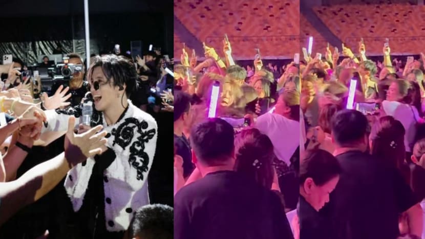 2 Female Joker Xue Fans Exchange Blows While Jostling For Better Spot At His M'sia Concert
