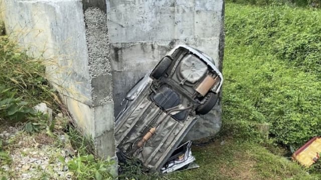 翻车后车身贴墙  12小时后才发现司机身亡