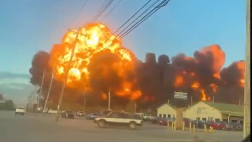 Pesawat kargo UPS jatuh di AS, 3 orang tewas, 11 terluka