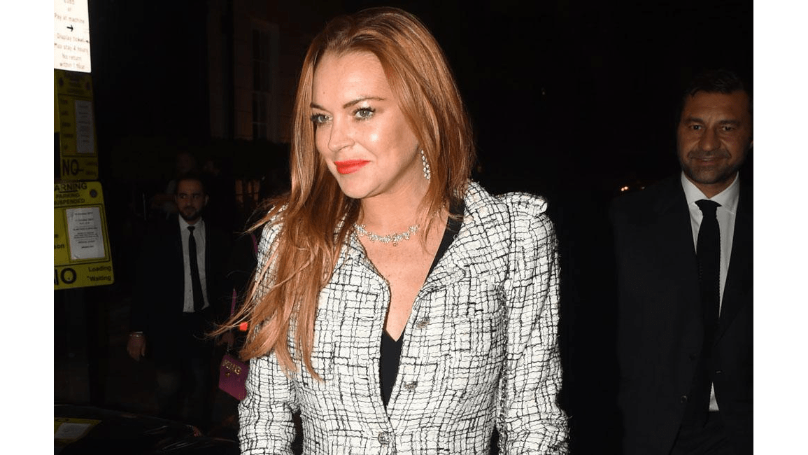 Lindsay Lohan threatens to fire staff over footwear 8days(01)